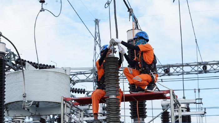 Semangat Hari Buruh dan Komitmen K3, GM PLN NTB Pimpin Pemeliharaan Gardu Induk Lombok Barat