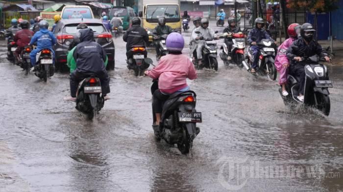 PEMOTOR-HUJAN-CUACAjpg.jpg