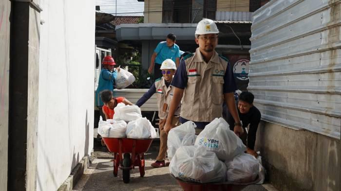 PLN Peduli Banjir Lombok, YBM PLN NTB Salurkan Bantuan Sembako untuk Warga Terdampak