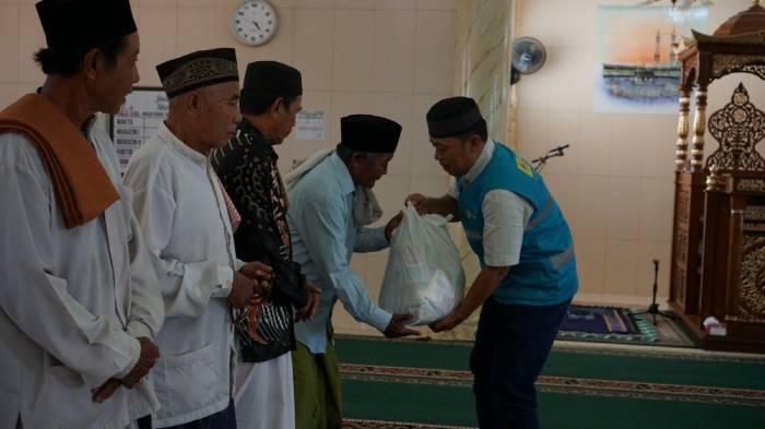 PLN UIW NTB Tebar Berkah Ramadan, Salurkan Santunan bagi Duafa, Yatim dan Guru Ngaji