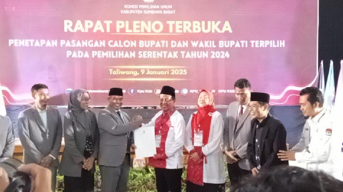 Pasangan-Amar-Nurmansyah-dan-Hanifah-saat-diberikan-SK-penetapan.jpg