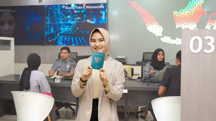 Paspor-Indonesia-ditunjukkan.jpg