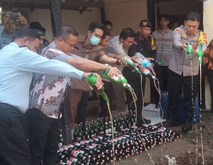 Pemusnahan-Minuman-Keras-Miras-berbagai-jenis-di-Satuan-Narkoba-Polres-Bima-Kota.jpg