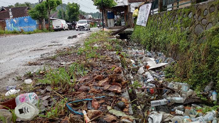 Penampakan-sampah-berserakan-di-pinggir-jalan-Kota-Taliwang.jpg