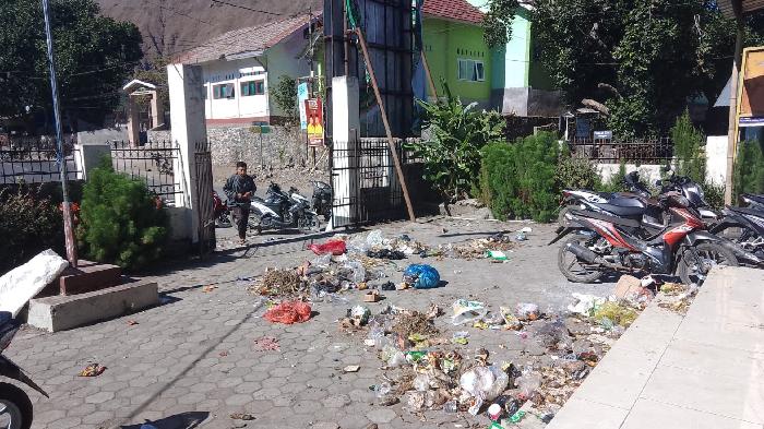 Penampakan-tumpukan-sampah-di-halaman-kantor-Desa-Sembalun-Lawang.jpg