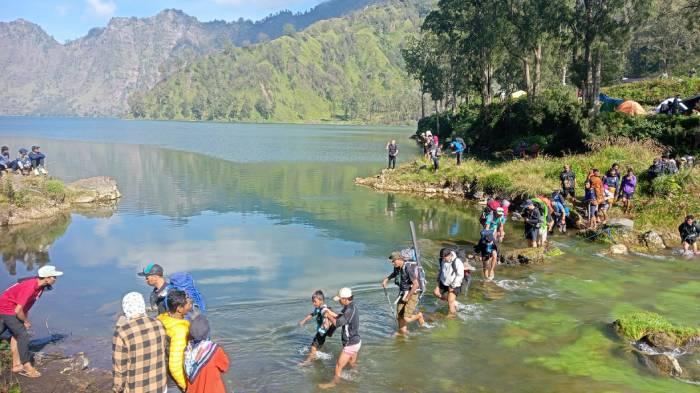 Pendaki-saat-melintas-di-Danau-Segara-Anak-Gunung-Rinjani.jpg
