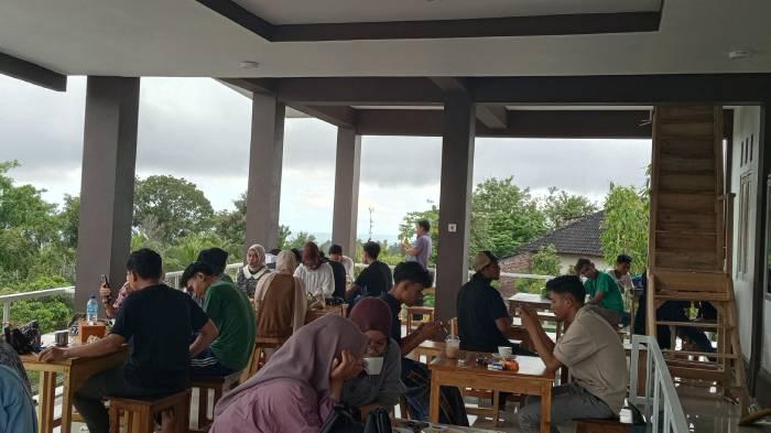 Cafe Kopi Sapit Lombok Timur Ramai Dikunjungi Pemuda Usai Lebaran