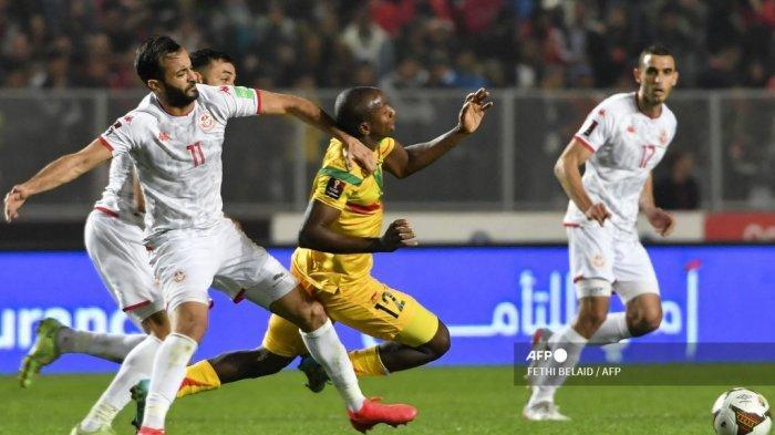 Penyerang-Mali-Sekou-Koita-tengah-berebut-bola-dengan-pemain-depan-Tunisia.jpg