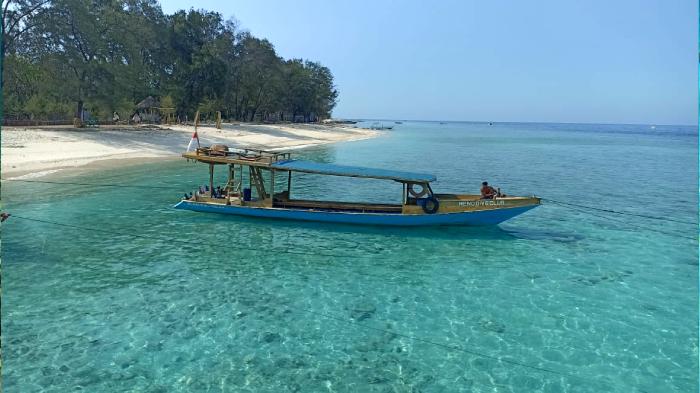 Pesona-bibir-pantai-Gili-Meno-Lombok-Utara.jpg