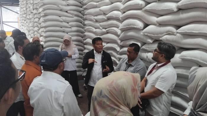 Pj-Sekda-NTB-melakukan-sidak-ke-Bulog.jpg