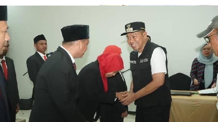 Pj-Wali-Kota-Bima-H-Mohammad-Rum-saat-memberikan-selamat-kepada-Panwaslu-Kecamatan.jpg