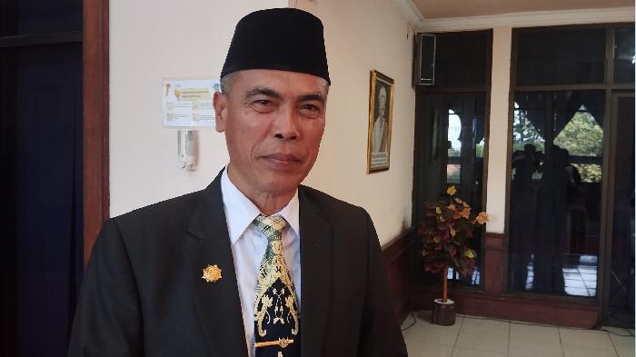 Plt-Kepala-BKD-NTB-Yusron-Hadi-saat-ditemui-usai-pelantikan-anggota-DPRD-Provinsi-NTB.jpg