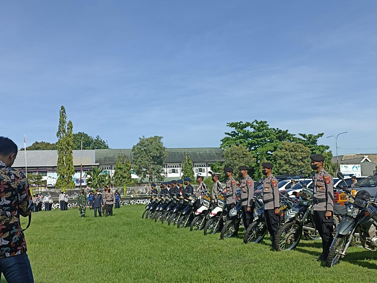 Polisi-Resor-Sumbawa-dalam-gelar-pasukan-operasi-ketupat-di-kantor-Pemkab-Sumbawa.jpg