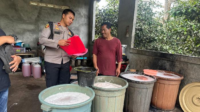 Jelang Natal dan Tahun Baru, Polresta Mataram Gelar Razia Minuman Keras Tradisional
