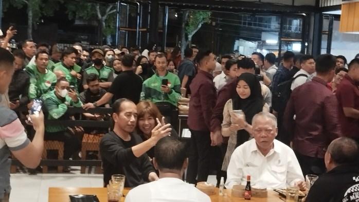 Momen Presiden Jokowi Makan Mie Gacoan Kepedasan di Mataram, Ternyata Level Satu