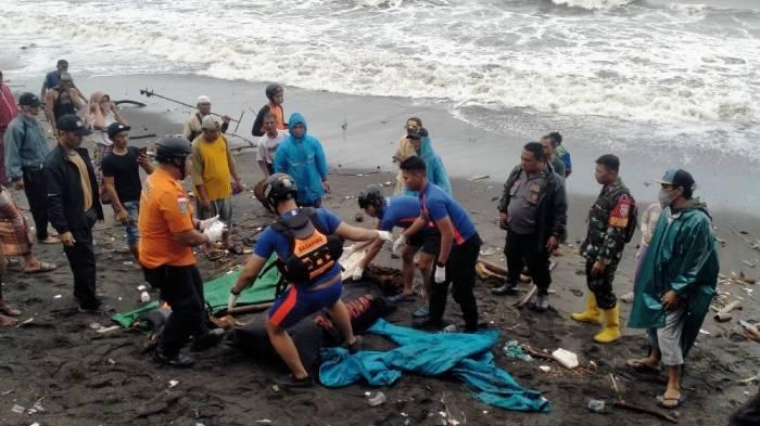 Proses-evakuasi-mayat-laki-laki-tanpa-busana-di-Pantai-Mapak-Kota-Mataram.jpg