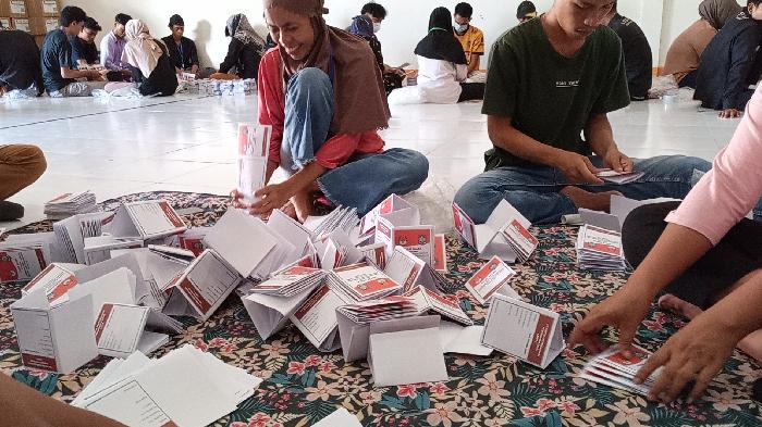 Proses-pelipatan-surat-suara-Pilkada-2024-di-KPU-Sumbawa-Barat.jpg