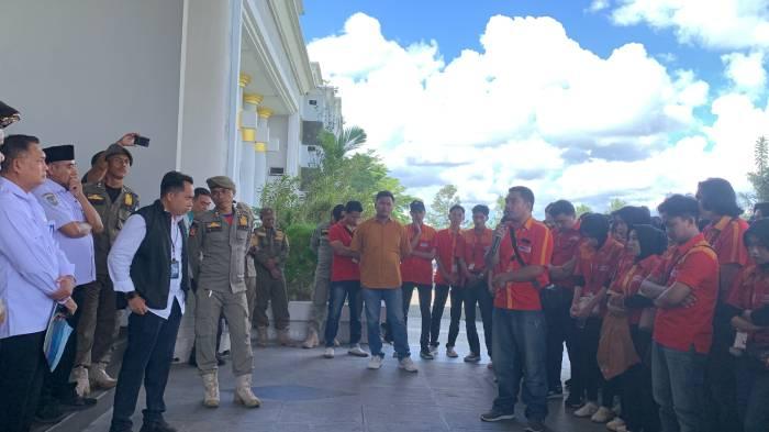 Ratusan-karyawan-ritel-modern-menggeruduk-kantor-Bupati-Lombok-Tengah.jpg