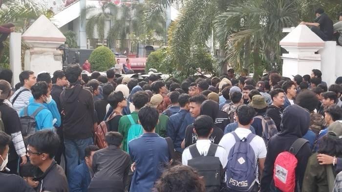 Ratusan-mahasiswa-melakukan-unjuk-rasa-di-DPRD-NTB-23-Agustus-2024-56.jpg