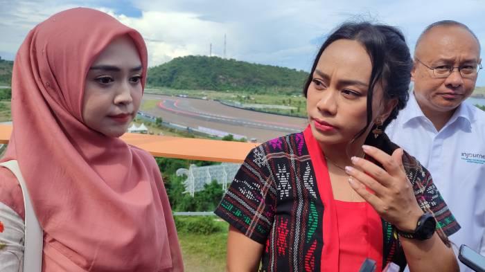 Ria Ricis Nonton Balap Mobil di Sikuit Mandalika, Takjub Keindahan Laut ...
