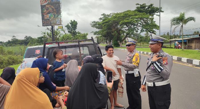 Satlantas-Polres-Lombok-Tengah-menghalau-warga.jpg