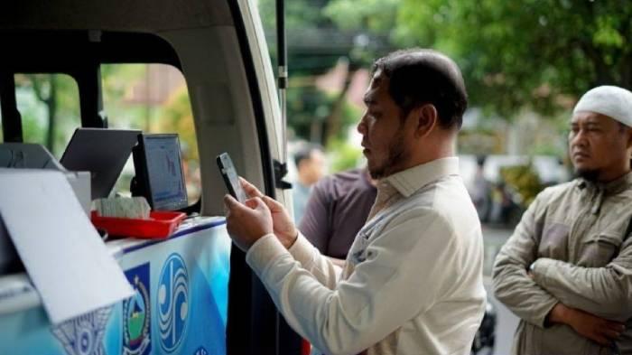Sejumlah-warga-sedang-mengantre-pembayaran-pajak-kendaraan-bermotor.jpg