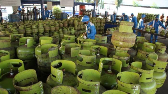 Seorang-petugas-pengisian-gas-LPS-sedang-menyusun-tumpukan-tabung-gas-LPG.jpg
