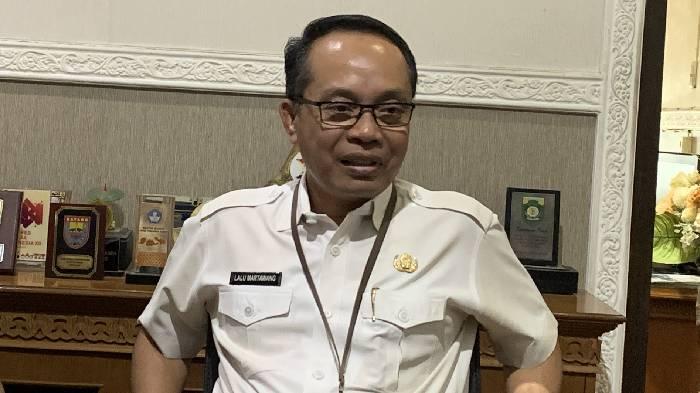 Setda-Kota-Mataram-Lalu-Martawang-saat-ditemui-wartawan-di-ruang-kerjanya.jpg