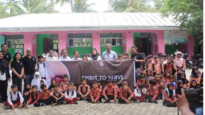 Siswa-SDN-04-Sigar-Penjalin-Kabupaten-Lombok-Utara-saat-foto-bersama-dengan-Karyawan-The-Sira-Hotel.jpg