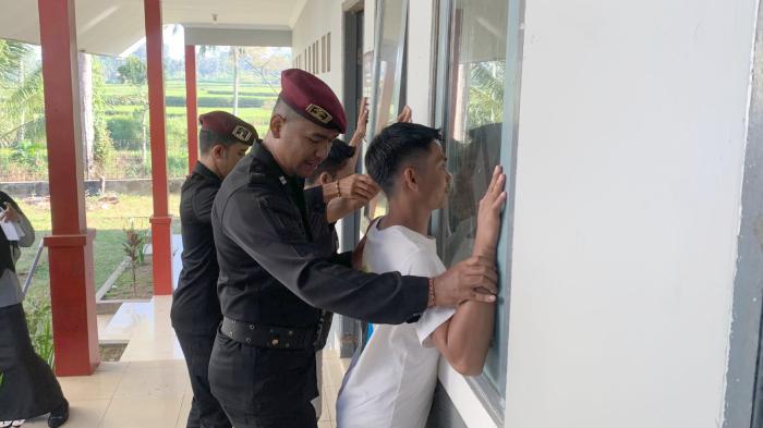 Suasan-petugas-saat-melakukan-penggeledahan.jpg