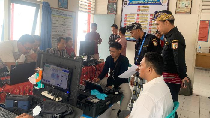 Sukseskan Pilkada 2024, Disdukcapil Lotim Cek Identitas Diri Warga Binaan Lapas Kelas IIB Selong