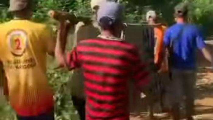 Tangkapan-layar-video-seorang-ibu-di-Bima.jpg