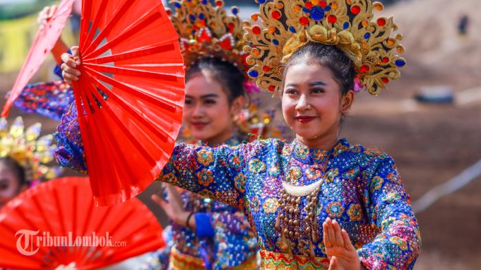 Nuansa Budaya Sumbawa di Panggung MXGP Samota 2022 - Tarian-1.jpg