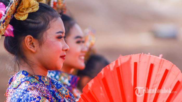 Nuansa Budaya Sumbawa di Panggung MXGP Samota 2022 - Tarian-2.jpg