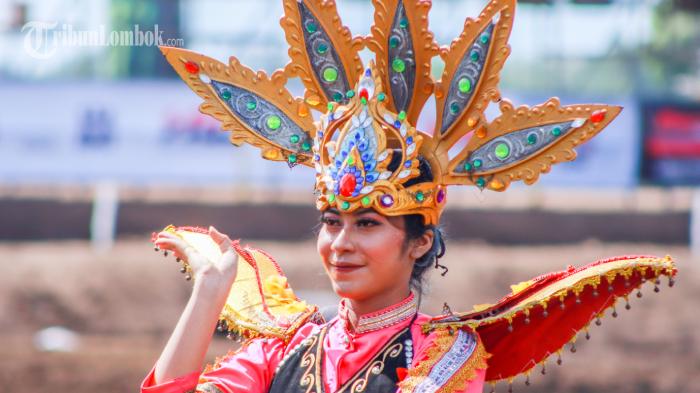 Nuansa Budaya Sumbawa di Panggung MXGP Samota 2022 - Tarian-4.jpg