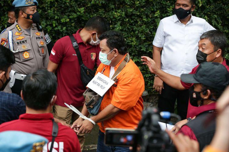 Tersangka-Kuat-Maruf-saat-menjalani-rekonstruksi-kasus-pembunuhan-Brigadir-J.jpg
