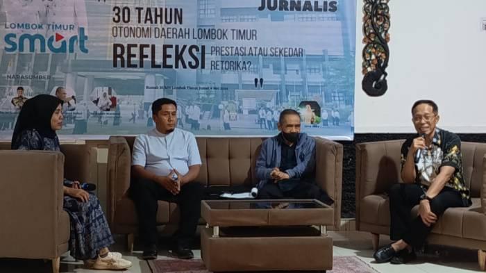 Tiga-pemateri-saat-pojok-jurnalis-di-Selong-pada-Sabtu-952026.jpg