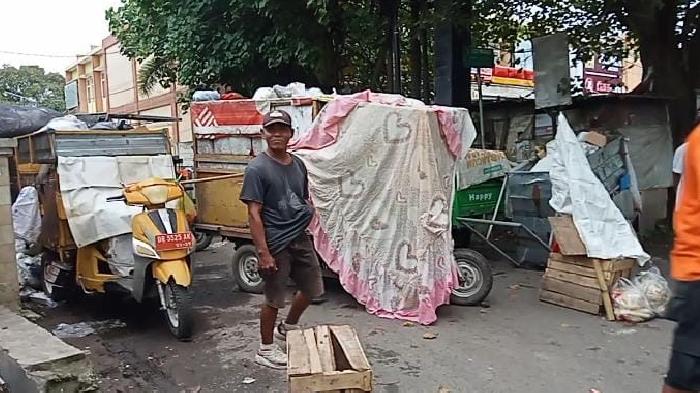 WARGA-PROTES-SAMPAH-MENUMPUK-DI-DEPO-LAWATA-GOMONG.jpg
