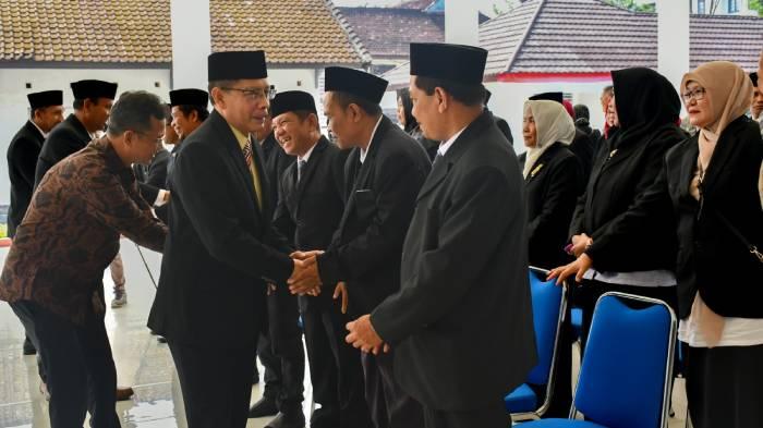 Tingkatkan Kinerja Birokrasi, Wakil Bupati Lombok Timur Lantik Puluhan Pejabat Baru