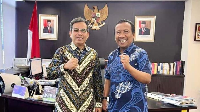Wakil-Bupati-Sumbawa-Barat-Fud-Syaifuddin-saat-bertemu-dengan-Investor.jpg