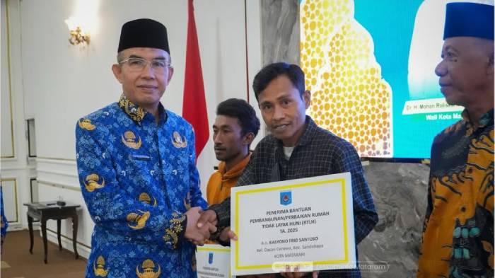 Wakil-Wali-Kota-Mataram-TGH-Mujiburrahman-saat-menyerahkan-bantuan-RTLH.jpg