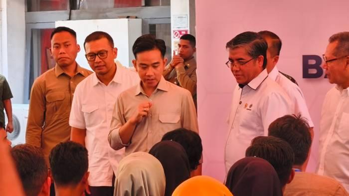Wapres-Gibran-saat-menghadiri-penyerahan-BSU-di-Kantor-Pos-Mataram.jpg