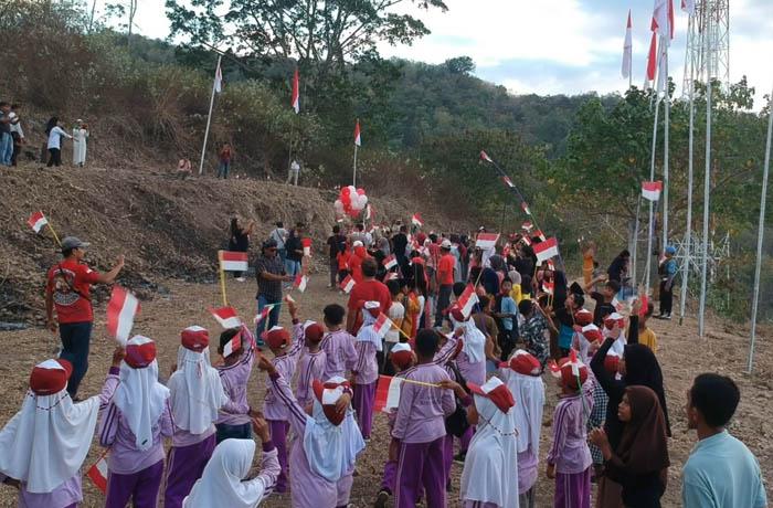 Ratusan Warga Kodo Kota Bima Kibarkan Bendera Merah Putih di Puncak Tertinggi Bukit Doro Lawa