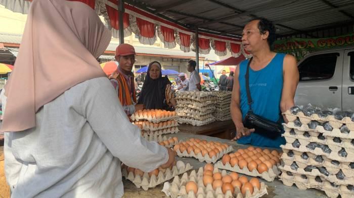 Warga-sedang-membeli-telur-di-Pasar-Mandalika-Bertais.jpg