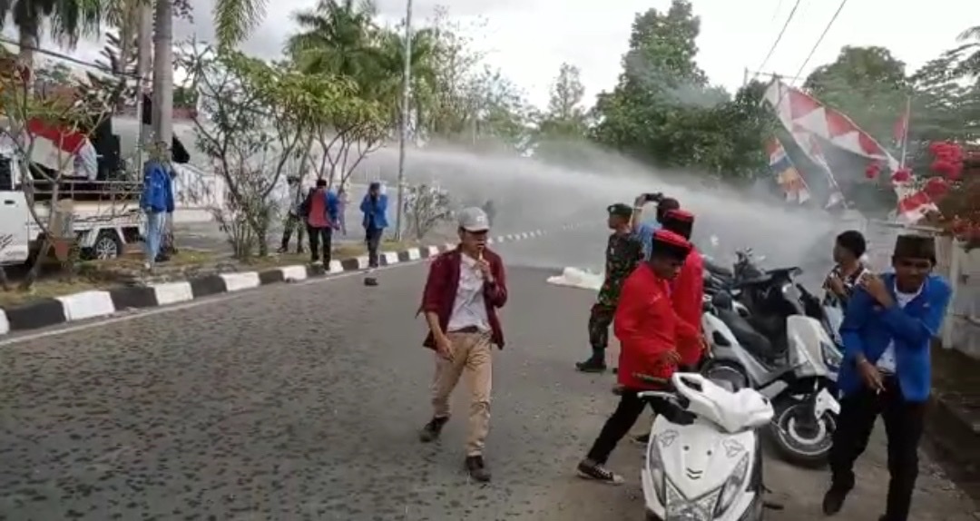 Demonstrasi Tolak Kenaikan Harga BBM di Bima Berujung Bentrok, 1 Mahasiswa Terluka