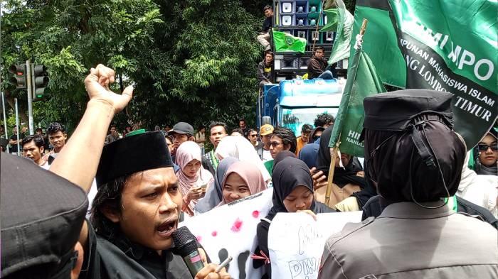 aksi_demo_pariwisata_lombok_timur_2929292.jpg
