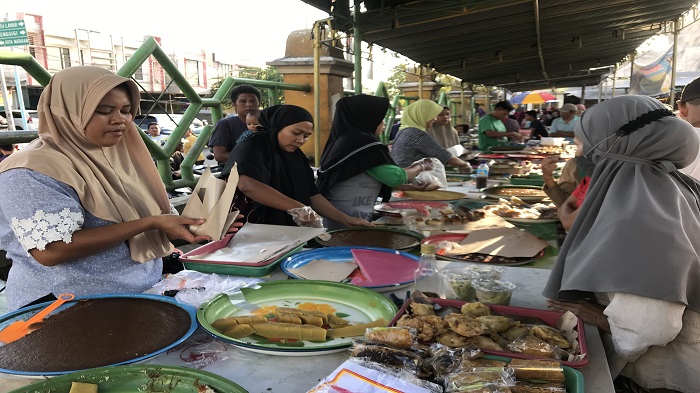 aktivitas-pasar-kuliner-kebon-roek-mataram.jpg