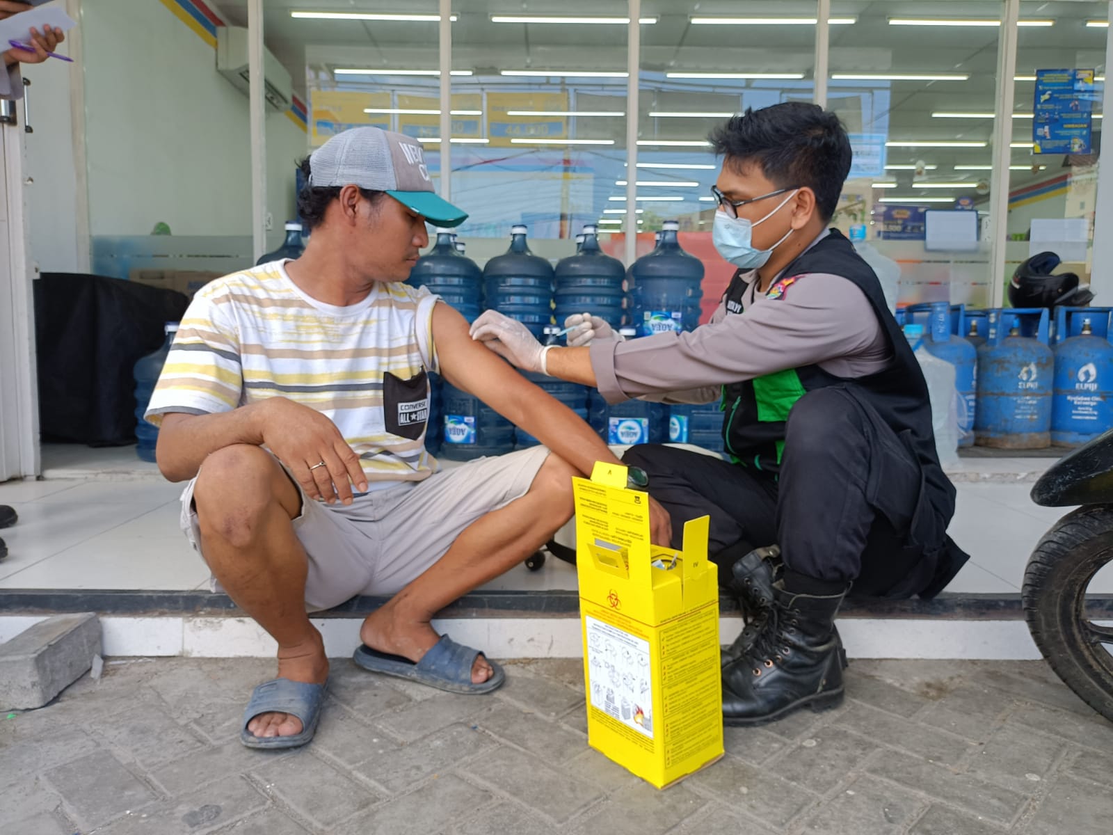 Demi MotoGP Mandalika, Polresta Mataram Keliling Kampung Gelar Vaksinasi Covid-19