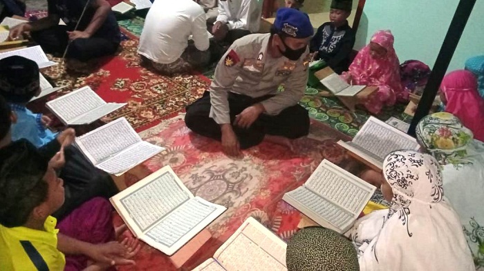 Prihatin Guru Ngaji Sedikit, Polisi di Sumbawa Terjun Jadi Guru Dadakan untuk Anak-Anak Desa