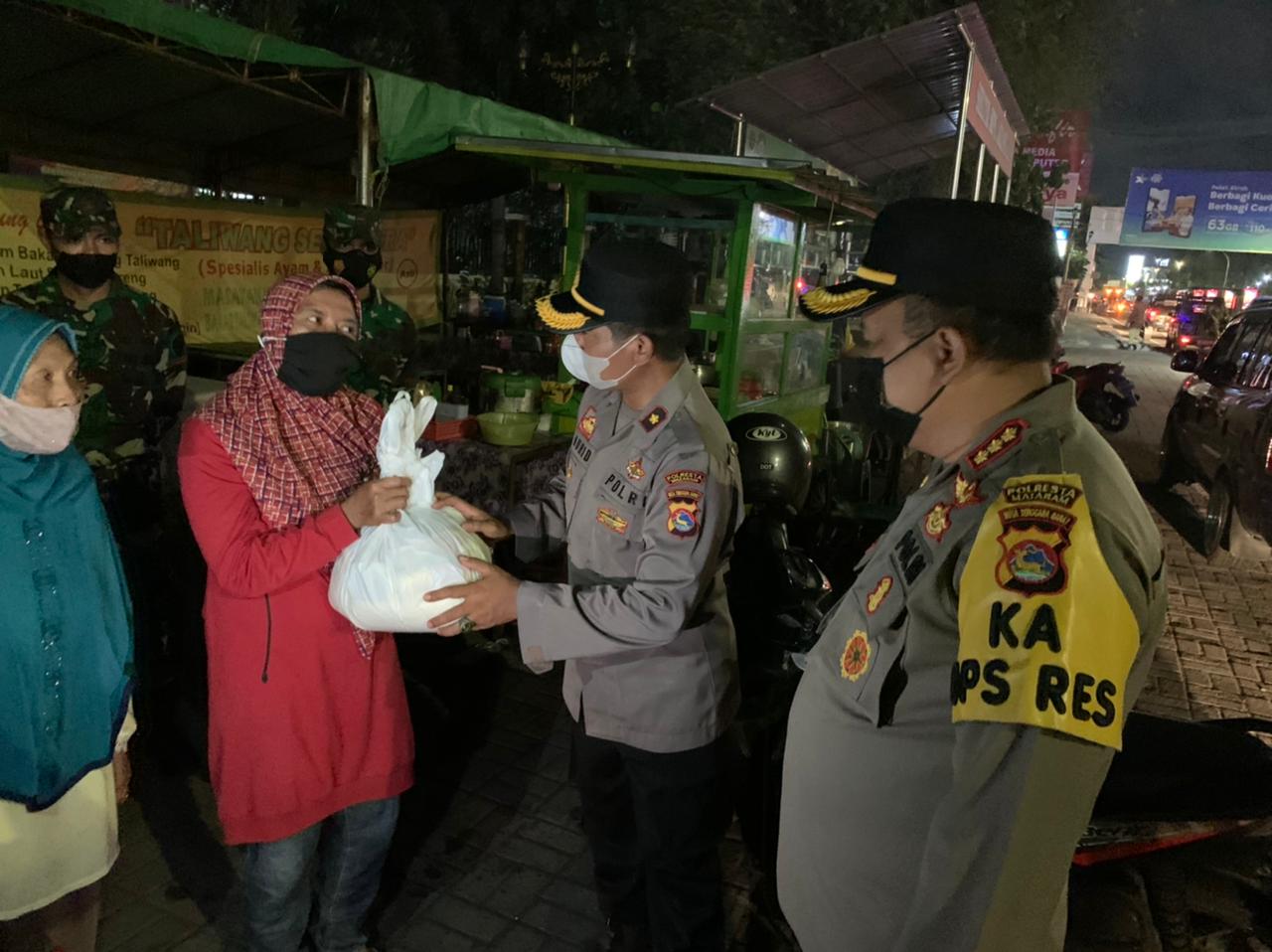 Polresta Mataram Bagikan 2.000 Paket Sembako saat Operasi PPKM Level 4